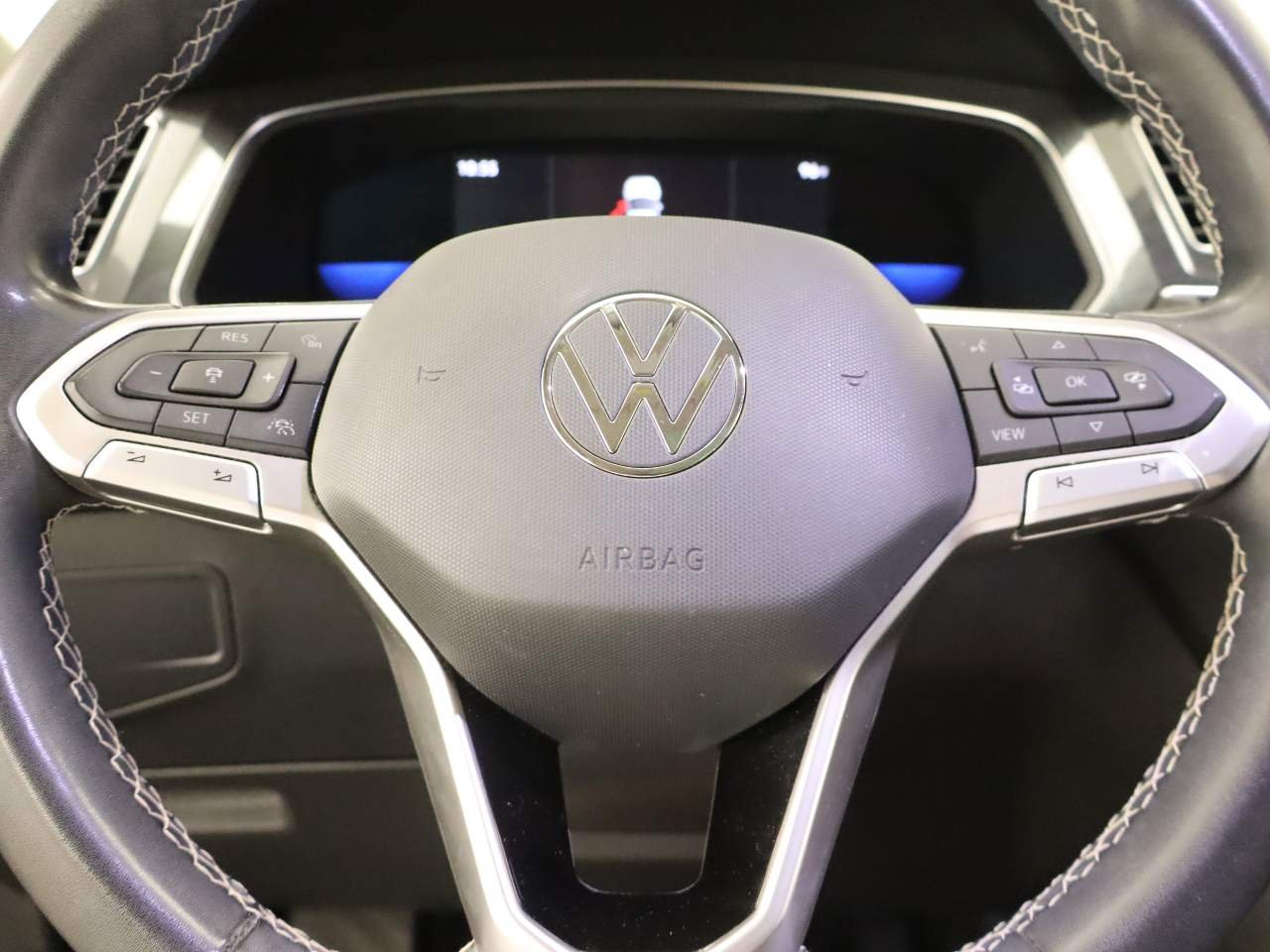 Used 2023 Deep Black Pearl Volkswagen SE image 9