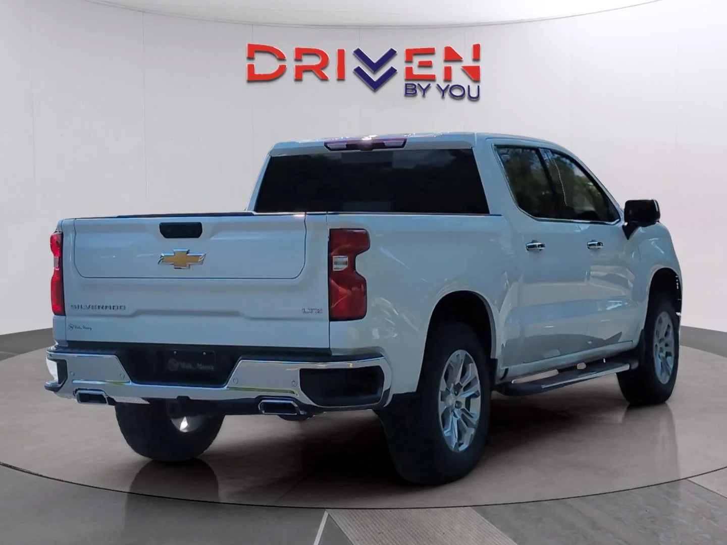 Used 2025 Summit White Chevrolet LTZ image 5