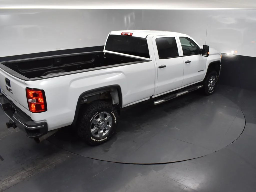 Used 2019 White GMC Base image 10