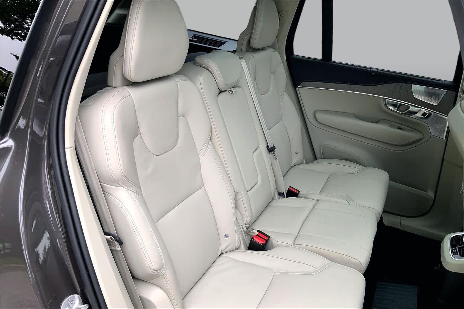 Used 2024 Onyx Black Metallic Volvo Ultimate Bright Theme image 20
