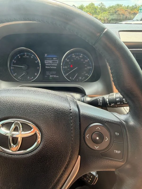 Used 2016  Toyota XLE image 3