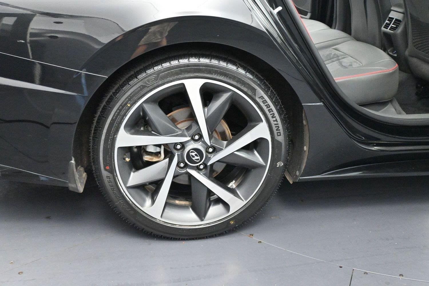 Used 2022 Phantom Black Hyundai SEL Plus image 34