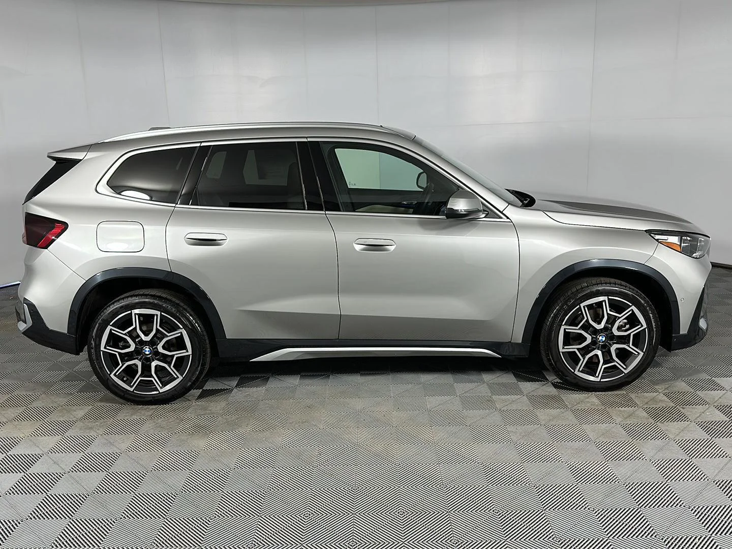 Used 2025 Space Silver Metallic BMW xDrive28i image 29