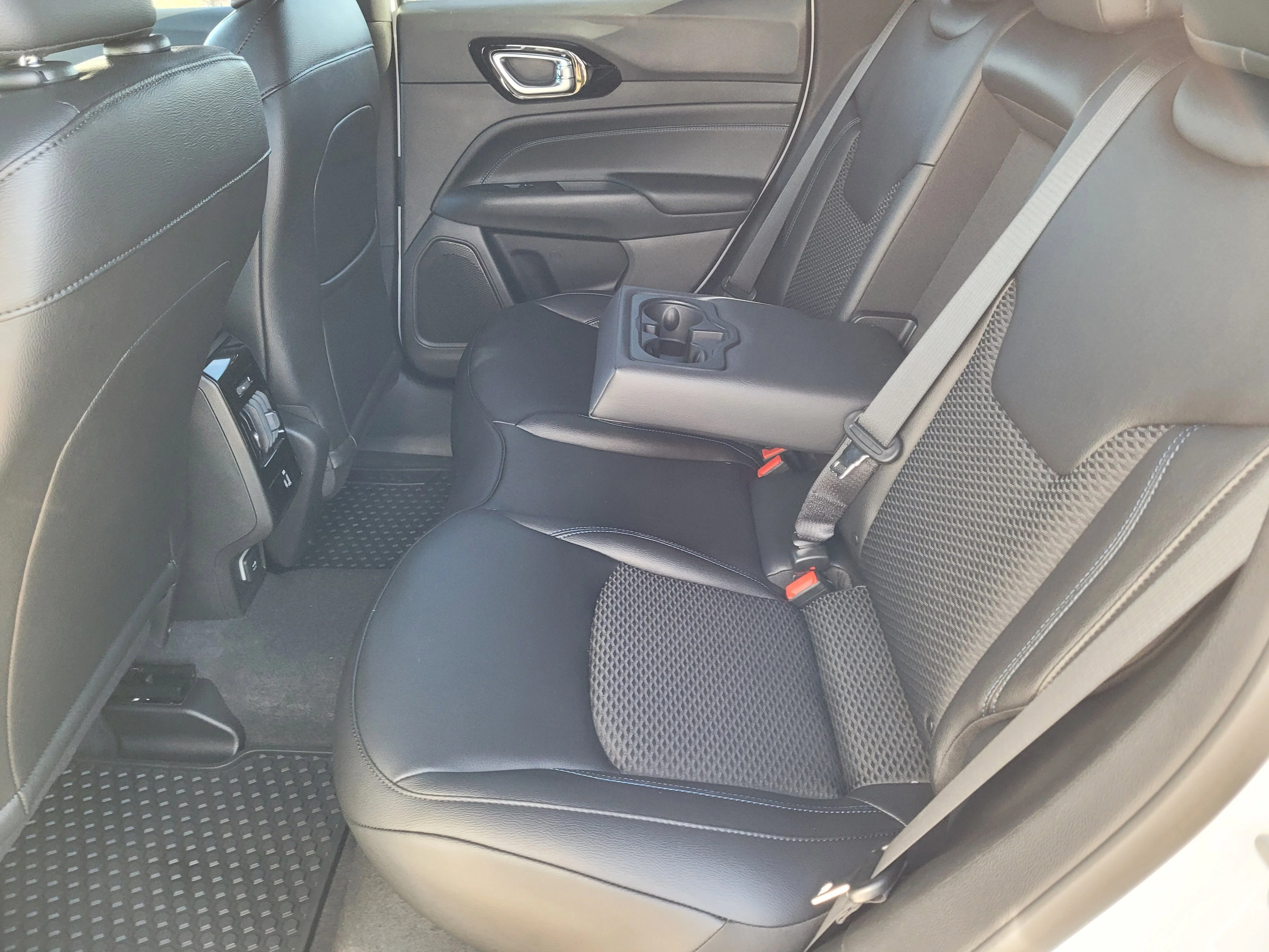 New 2026 Bright White Clearcoat Jeep Latitude image 11