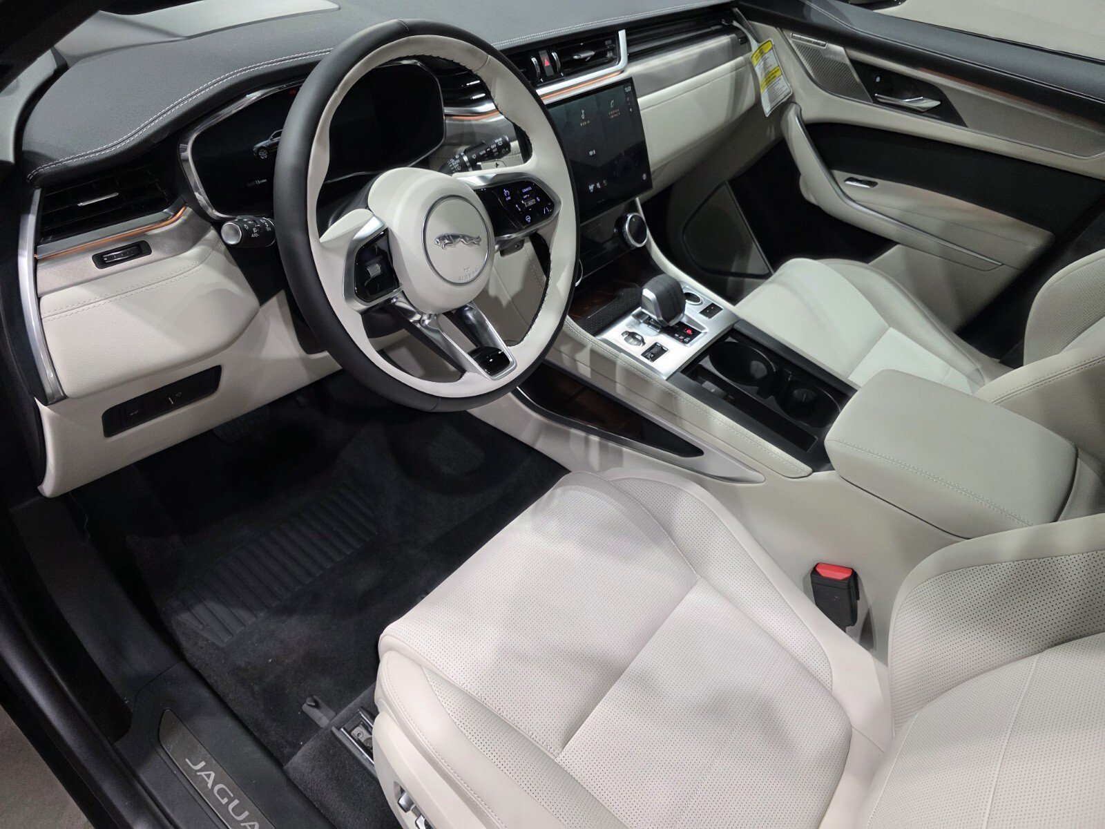 New 2026 Eiger Grey JAGUAR P250 R-DYNAMIC S image 7