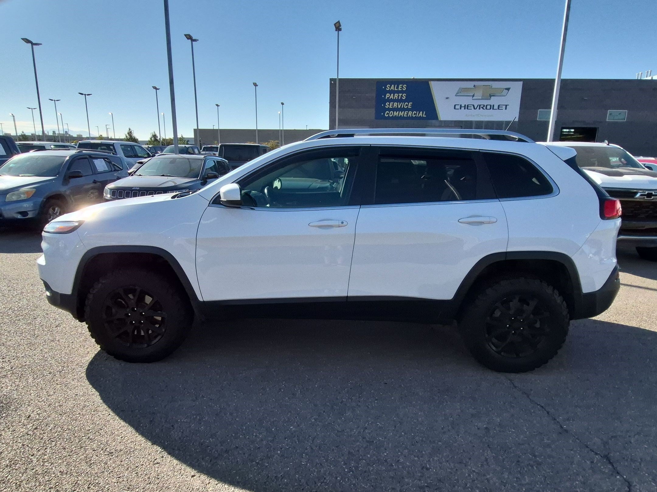 Used 2015 Bright White Clearcoat Jeep Latitude image 7