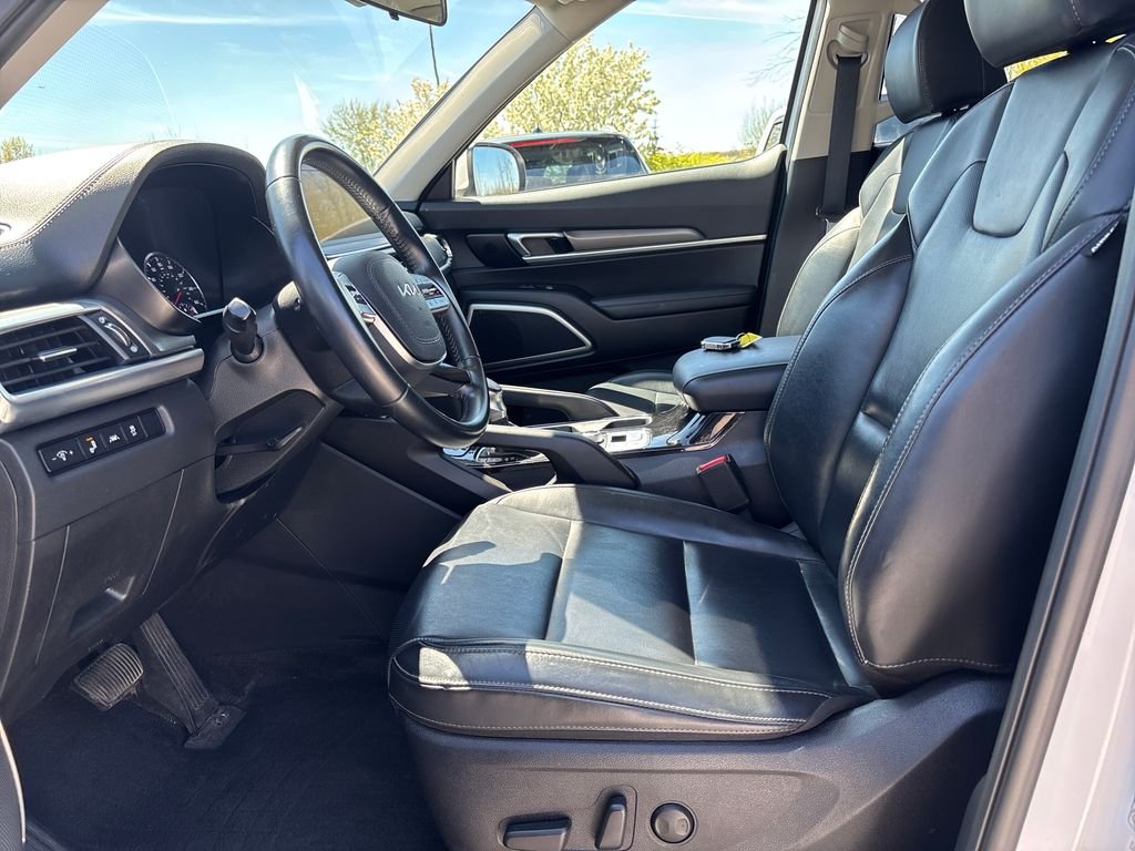 Used 2022 White Kia S image 9