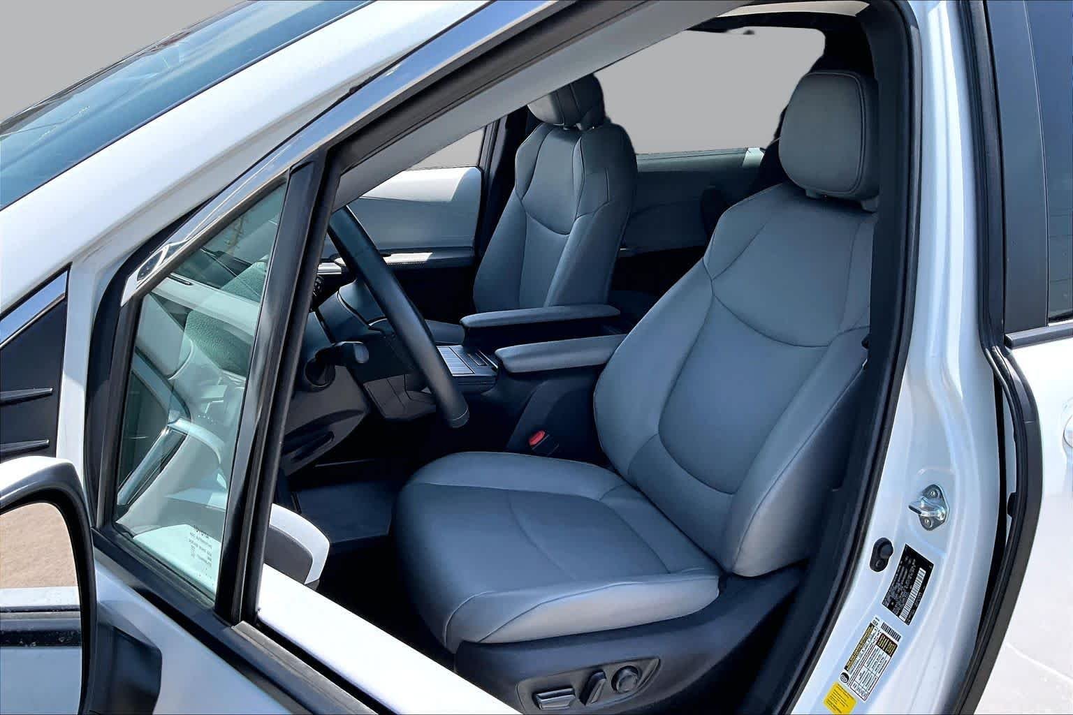 Used 2025 Wind Chill Pearl Toyota XLE image 8