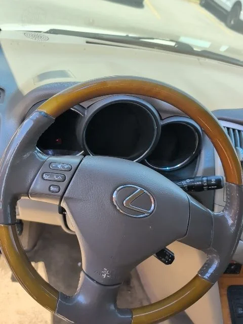 Used 2005  Lexus 330 image 13
