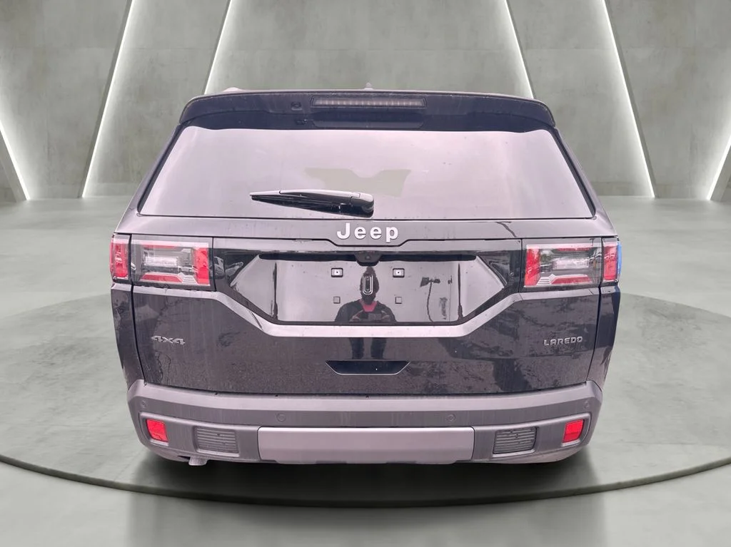 New 2026 Diamond Black Crystal Pearl-Coat Exterior Paint Jeep Laredo image 5