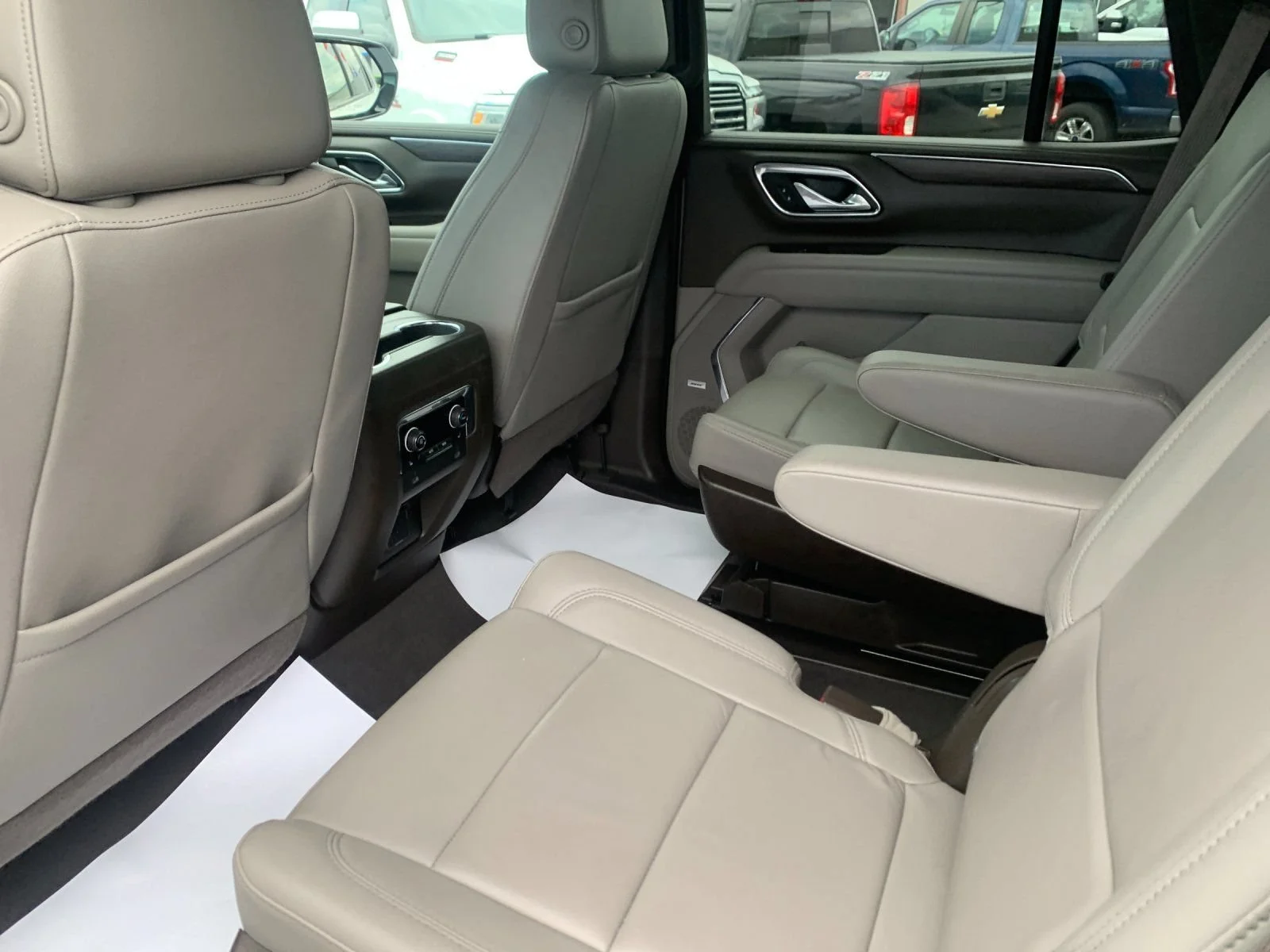 Used 2023 Summit White Chevrolet Z71 image 13