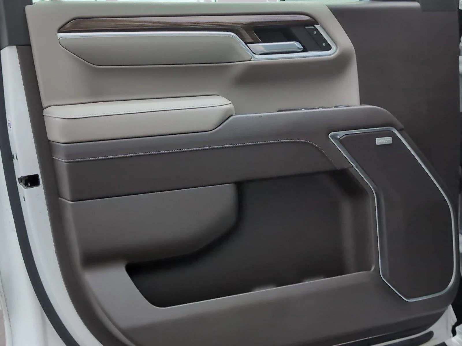 Used 2022 Summit White Chevrolet RST image 15