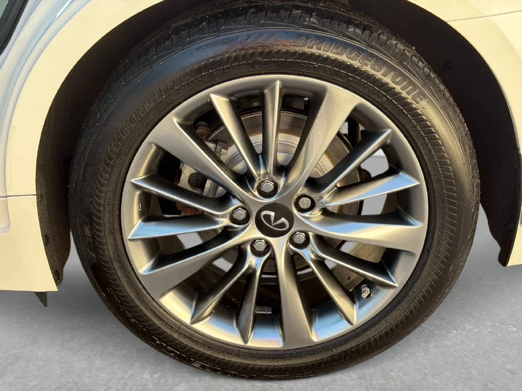 Used 2023 White INFINITI LUXE image 12