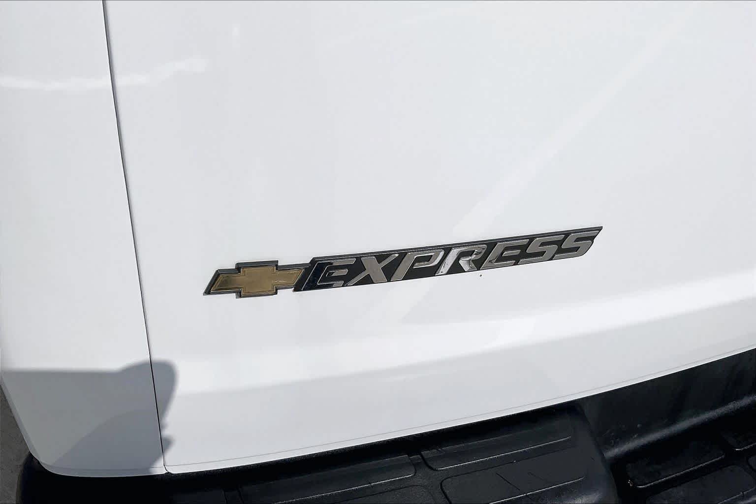 Used 2025 Summit White Chevrolet  image 26