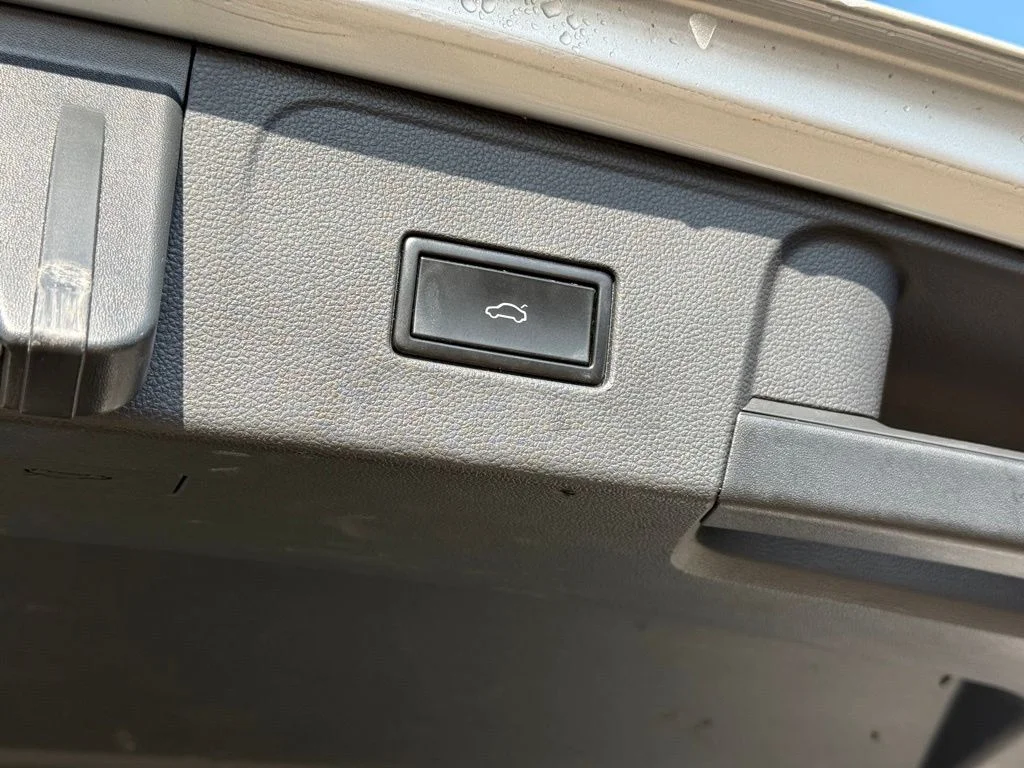 Used 2018 Silver Volkswagen SEL image 29