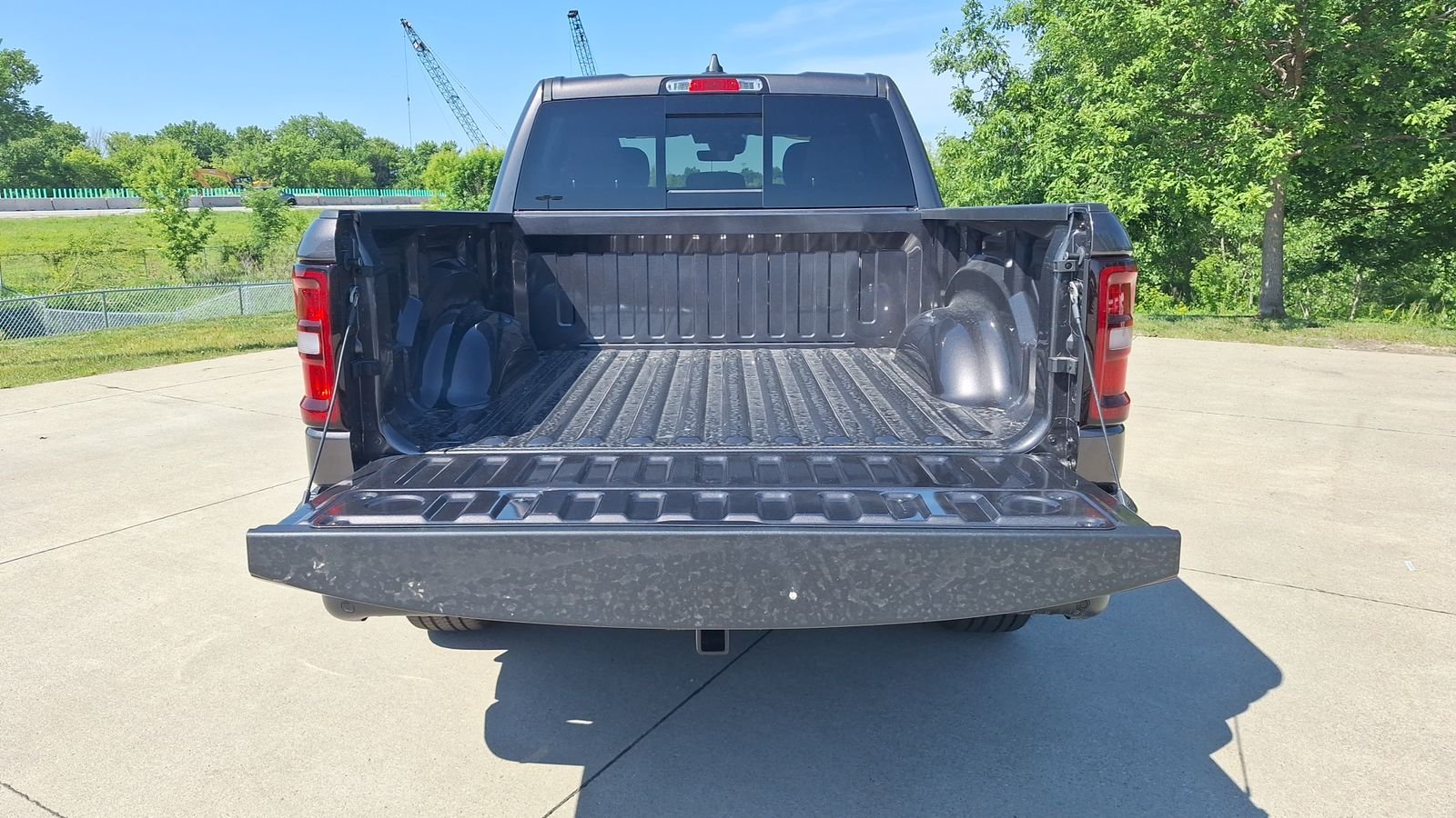 New 2026 Granite Crystal Metallic Clear-Coat Exterior Paint RAM Big Horn/Lone Star image 13