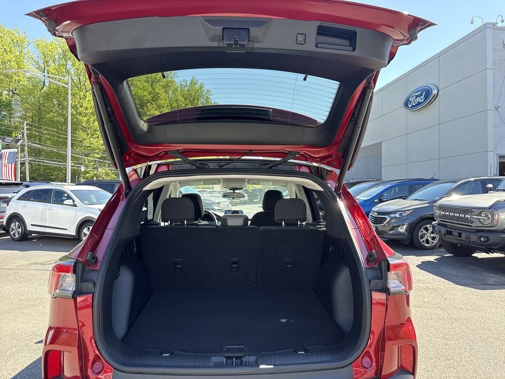 Used 2022 Rapid Red Metallic Tinted Clearcoat Ford SE image 33