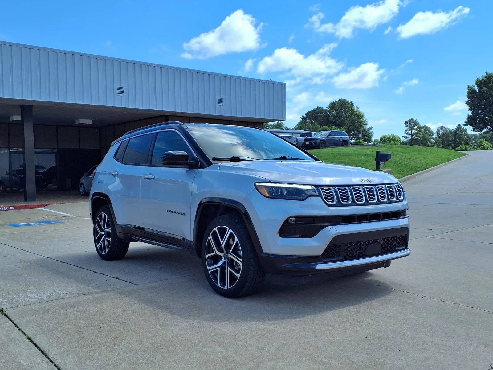 Used 2025 Silver Zynith Metallic Clearcoat Jeep Limited image 20