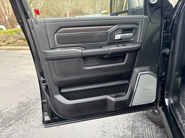 New 2025 Diamond Black Crystal Pearl-Coat Exterior Paint RAM Laramie image 15