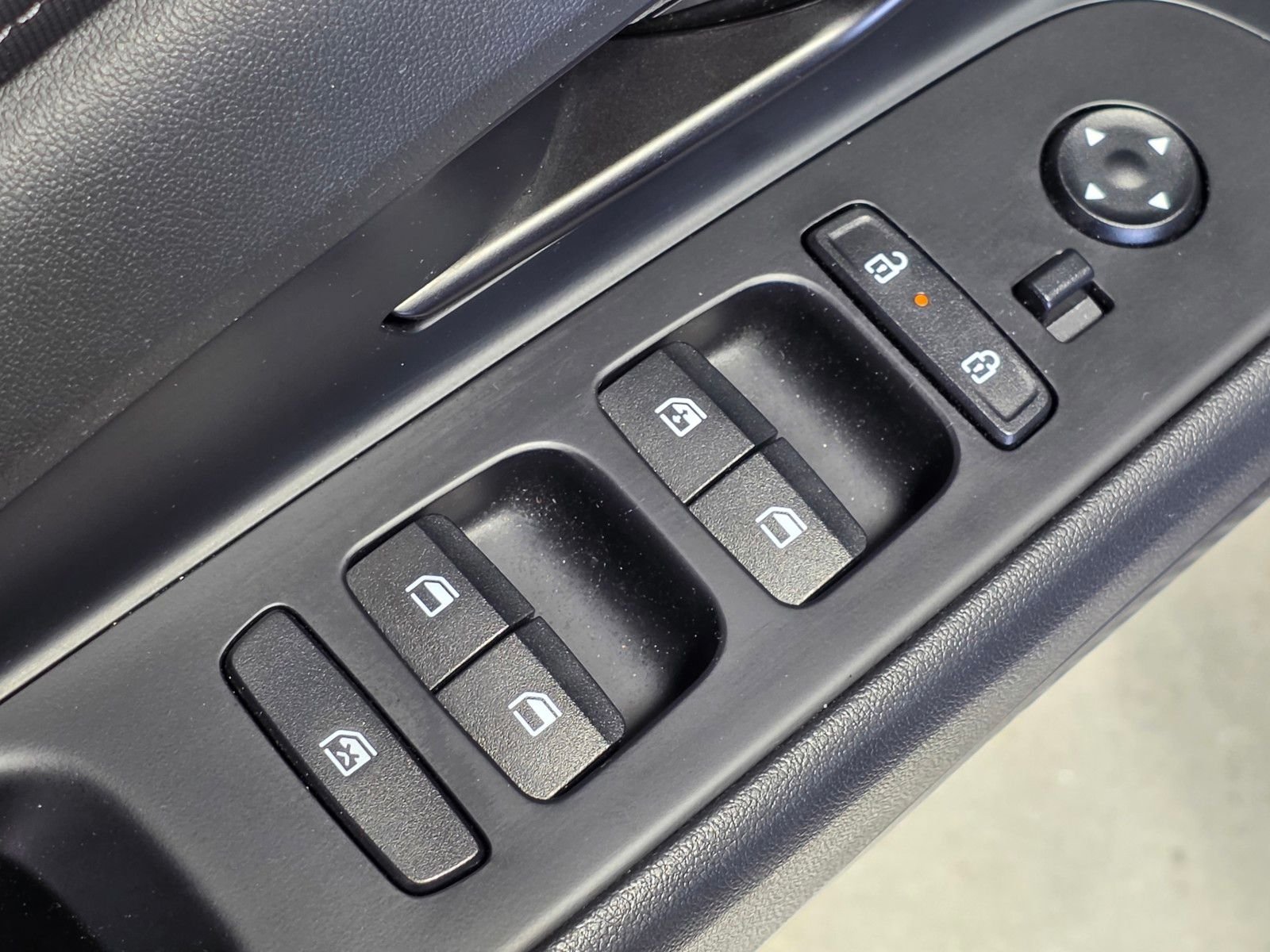 Used 2025 Abyss Black Hyundai SEL Sport image 21