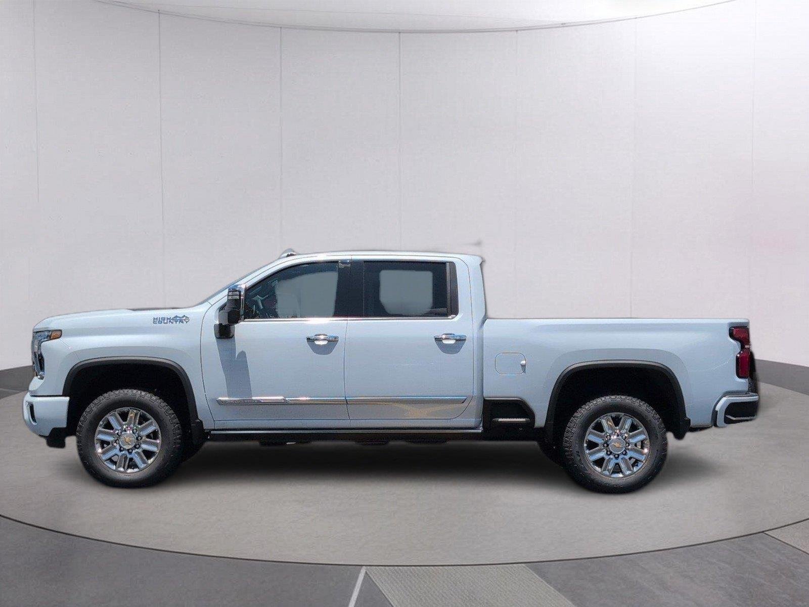 New 2026 Polar White Tricoat Chevrolet High Country image 2