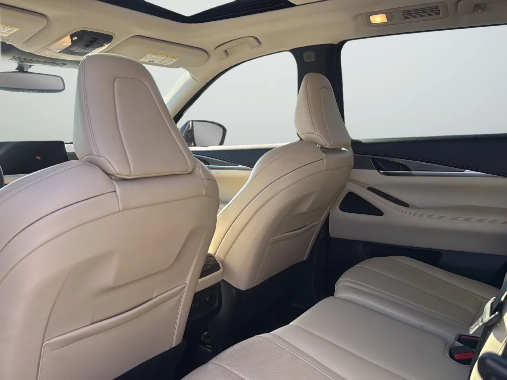 Used 2022 White INFINITI LUXE image 21