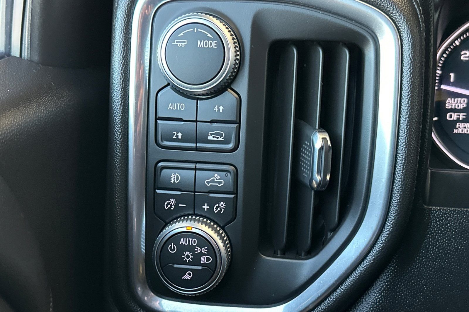 Used 2020 Black GMC Elevation image 28