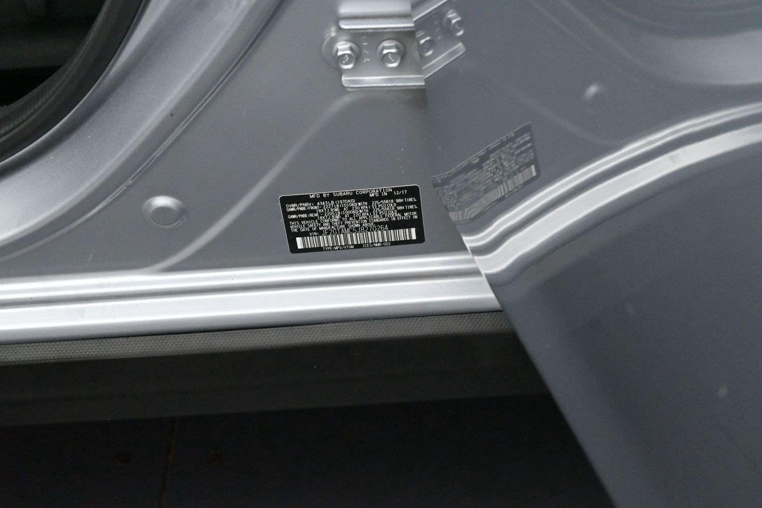 Used 2018 Ice Silver Metallic Subaru Limited image 37