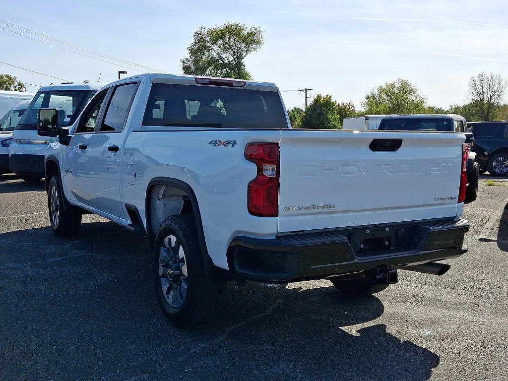 Used 2024 White Chevrolet Custom image 9