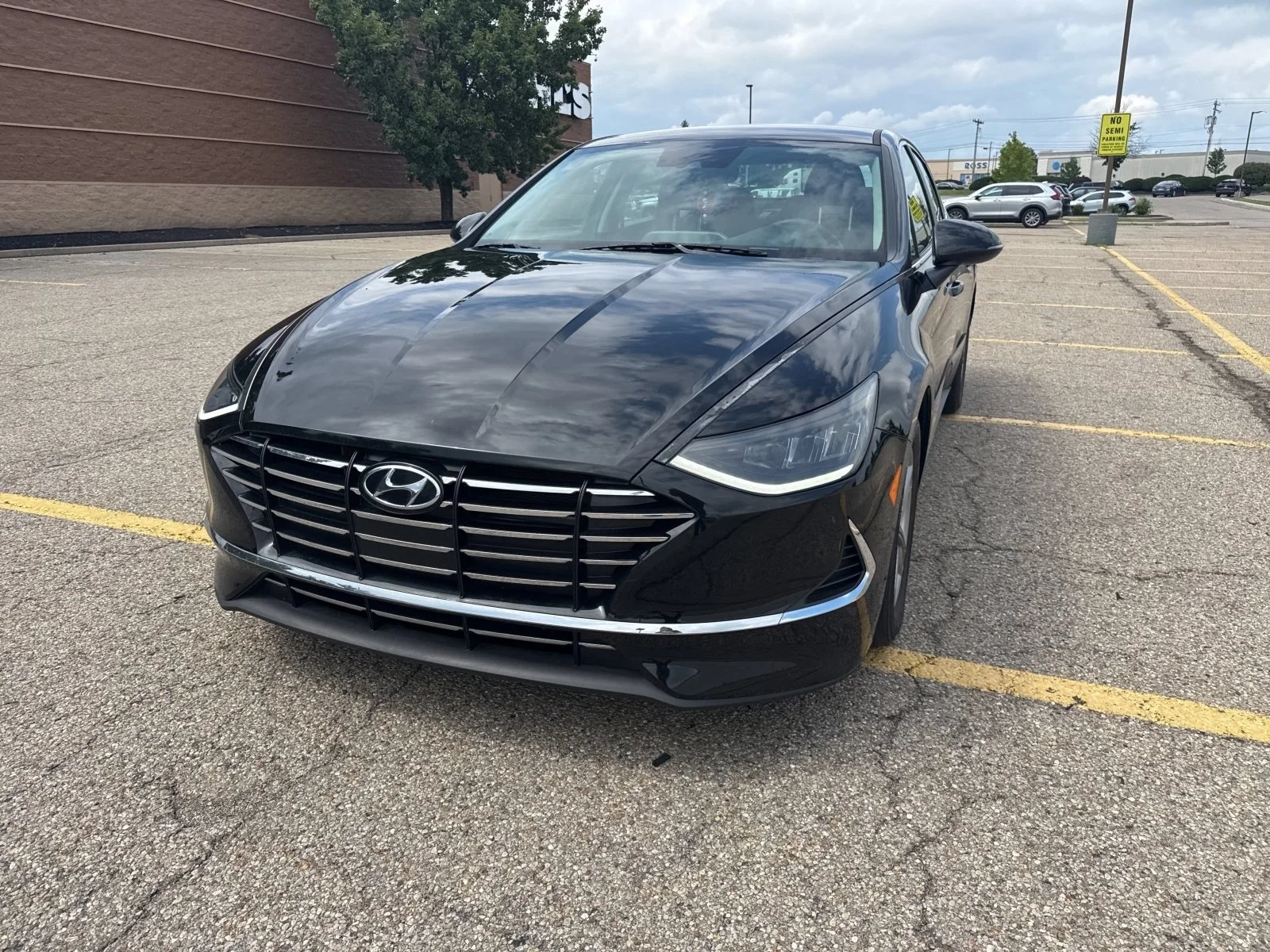 Used 2023 Onyx Black Hyundai SE image 9