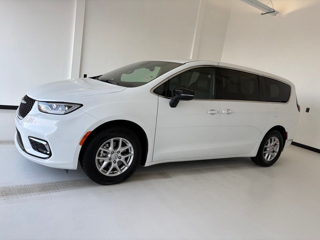 Used 2025 White Chrysler Select image 19