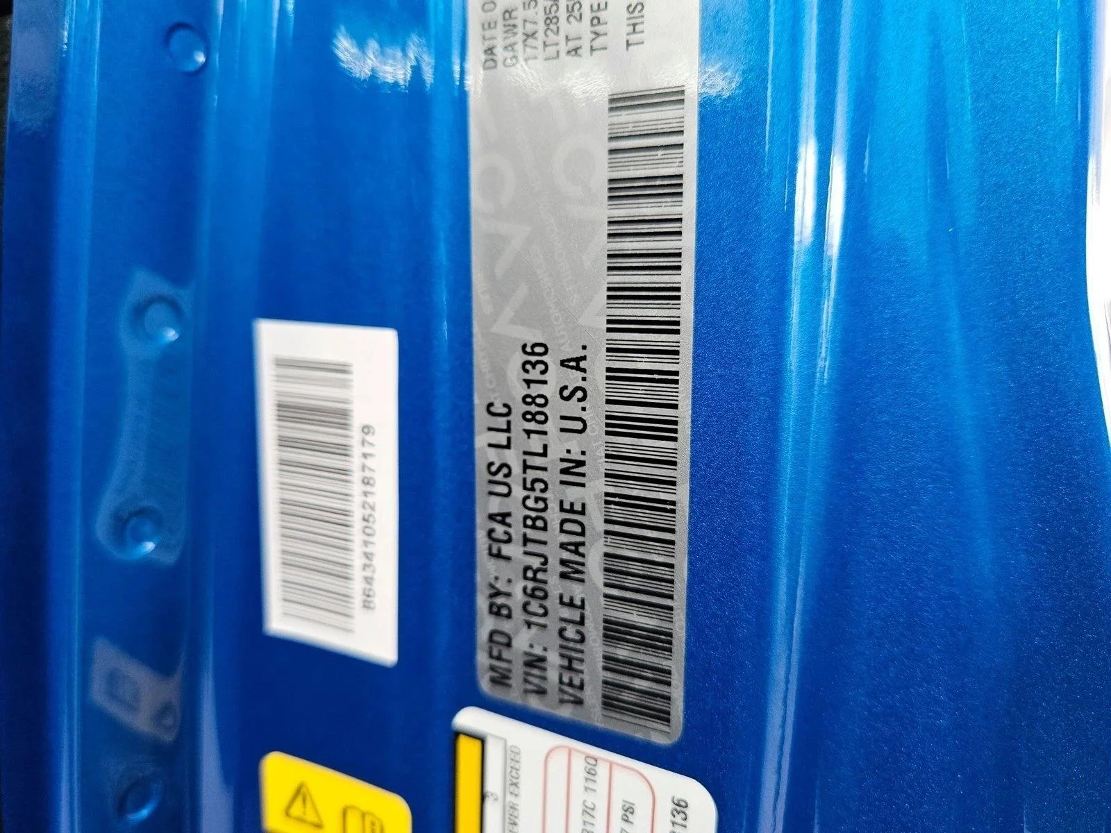 New 2026 Hydro Blue Pearl-Coat Exterior Paint Jeep Rubicon image 17