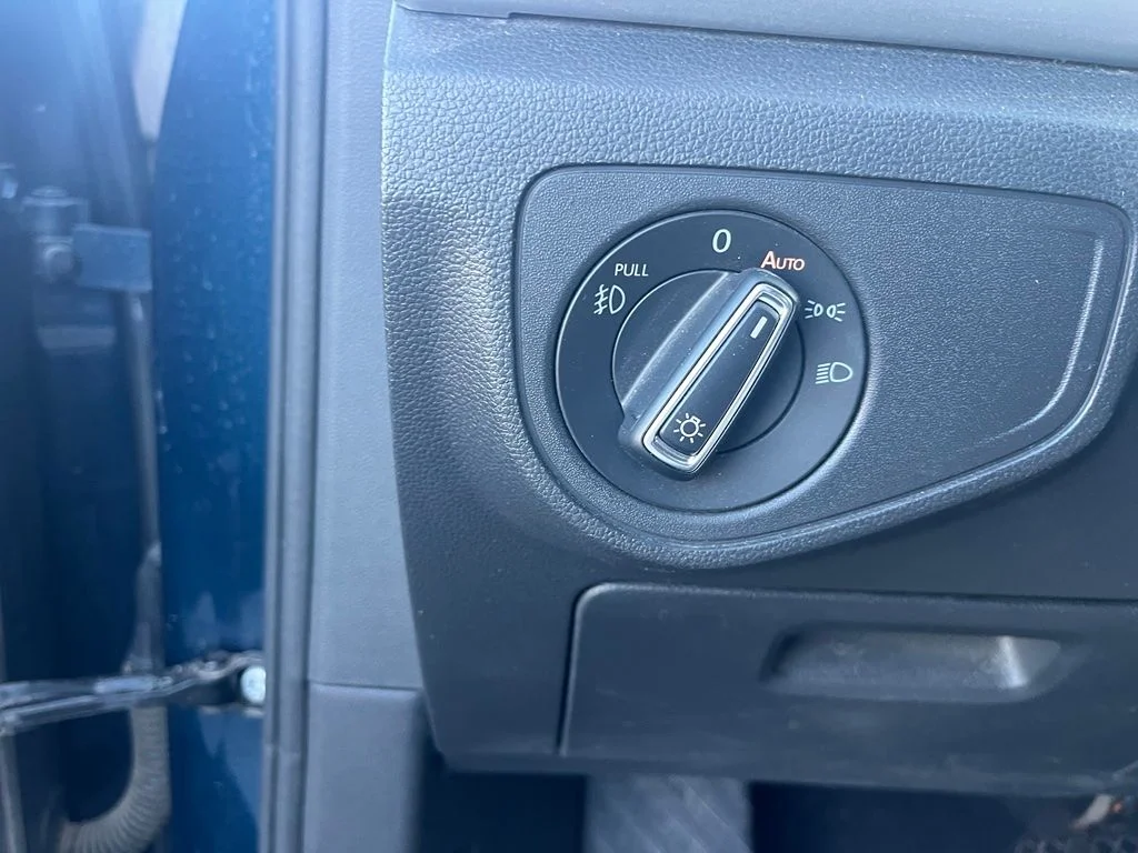 Used 2019 Blue Volkswagen 3.6L V6 SE image 12