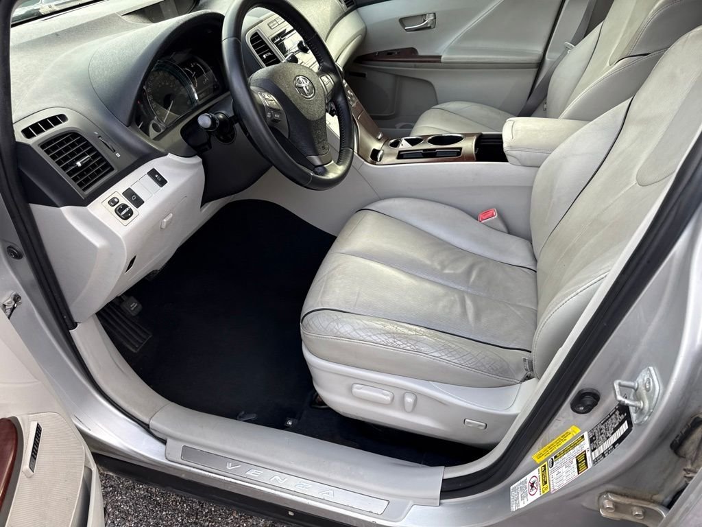 Used 2009 Silver Toyota Base image 13