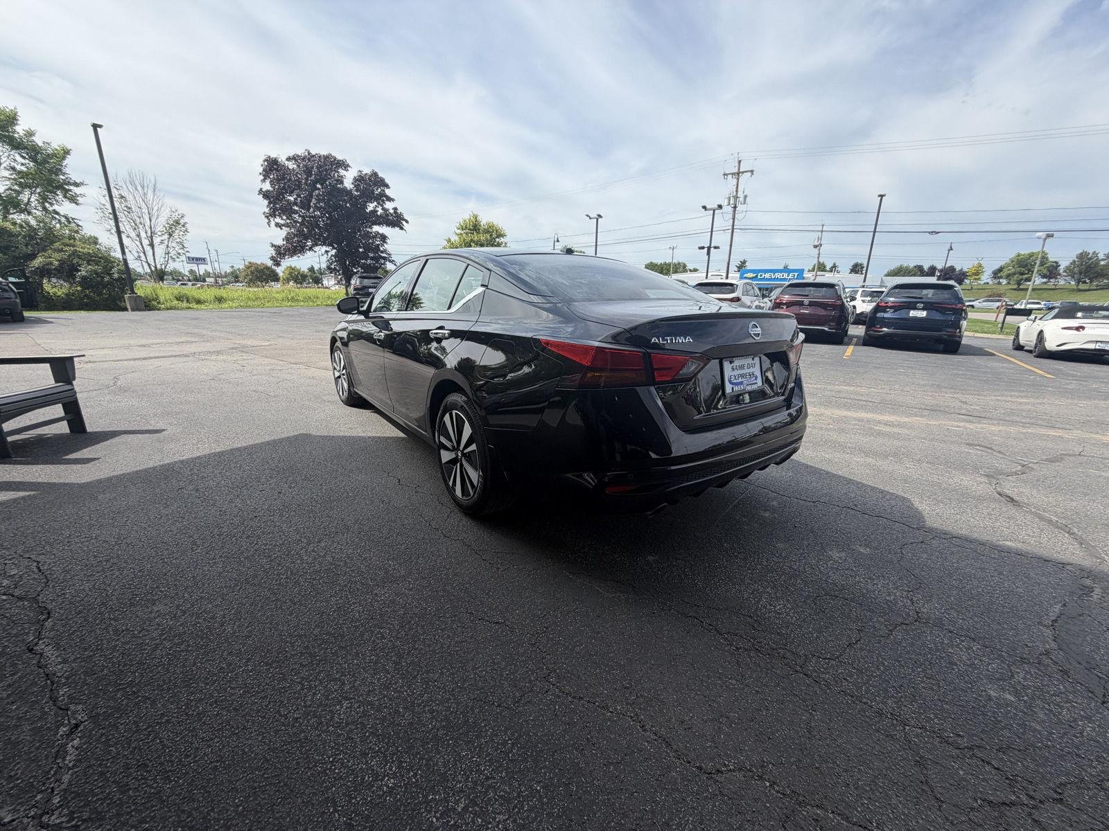 Used 2019 Super Black Nissan 2.5 SL image 5