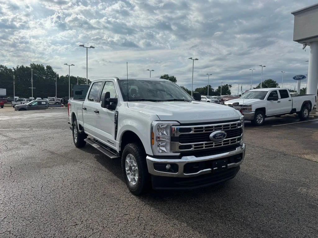 Used 2025 Oxford White Ford XLT image 1