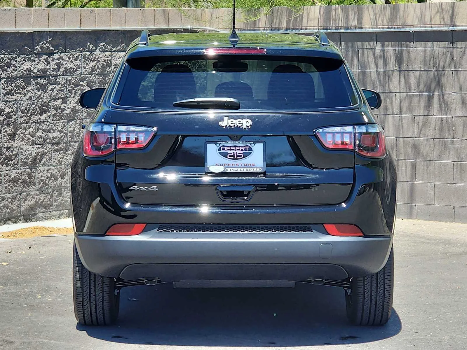 New 2026 Diamond Black Crystal Pearl-Coat Exterior Paint Jeep Latitude image 7