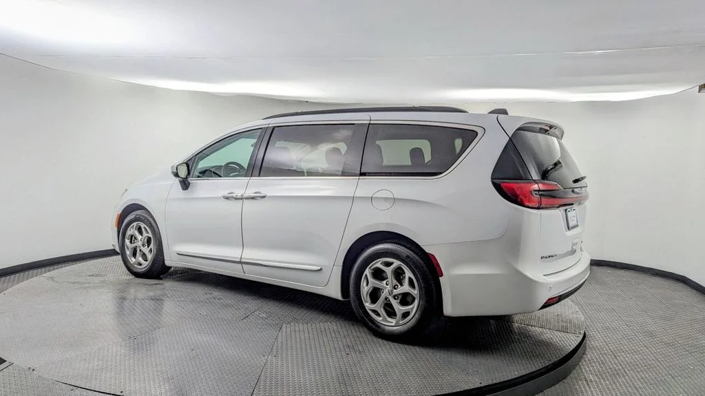 Used 2023 White Chrysler Limited image 1