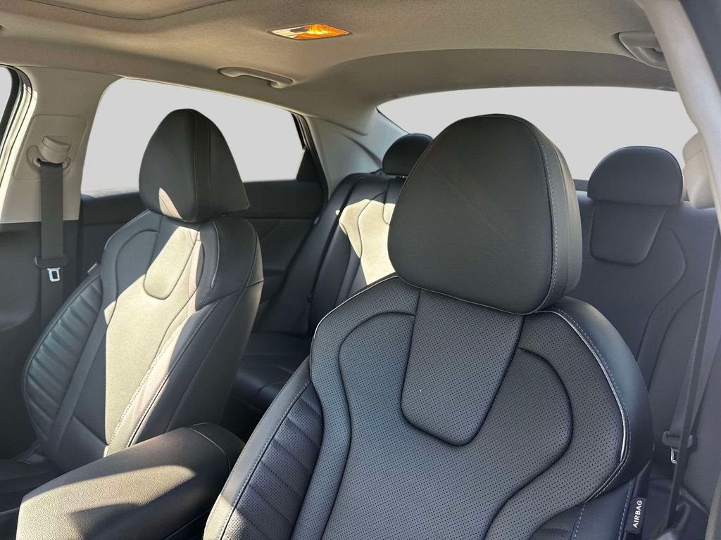 2025 Hyundai Elantra Limited - Photo 19