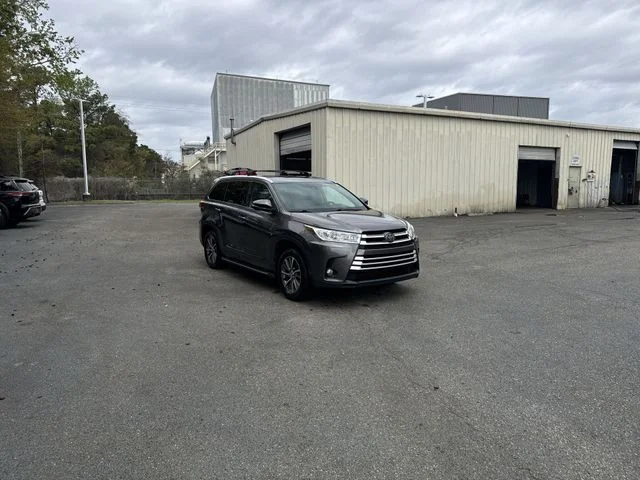 Used 2019 Gray Toyota XLE image 3