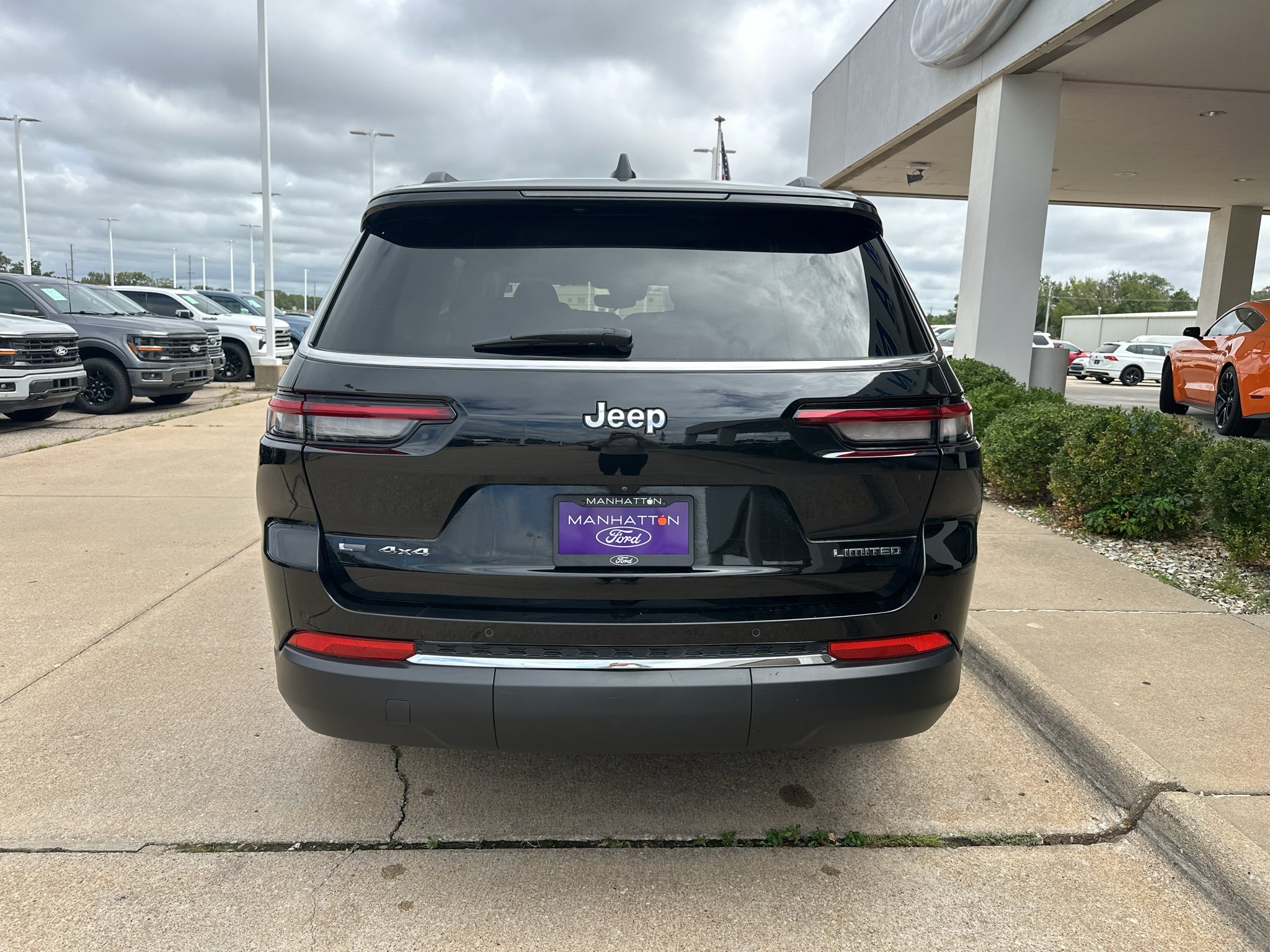 Used 2022 Diamond Black Crystal Pearlcoat Jeep Limited image 14