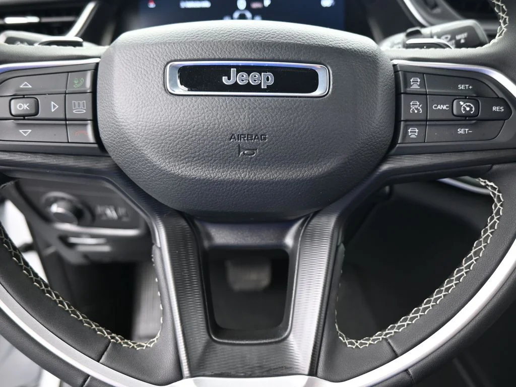 New 2026 Bright White Clear-Coat Exterior Paint Jeep Laredo image 25