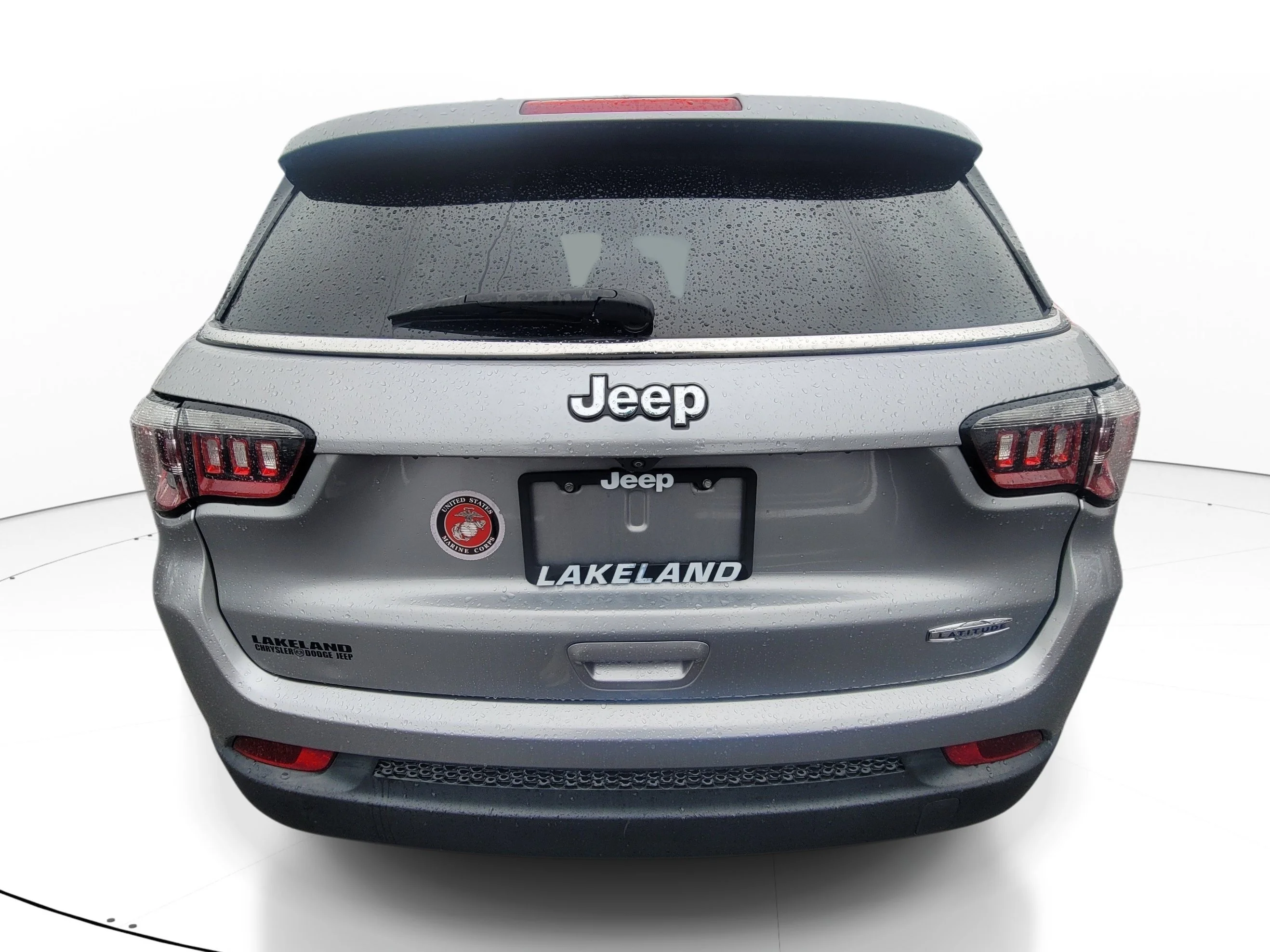 Used 2022 Billet Silver Metallic Clearcoat Jeep Latitude image 5
