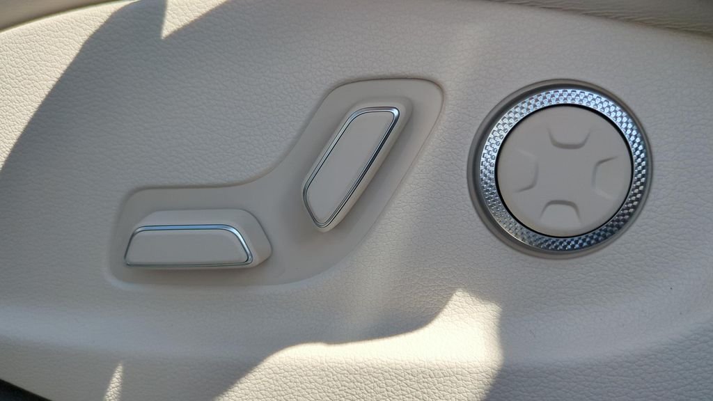 New 2026 Silver Genesis 2.5T image 16