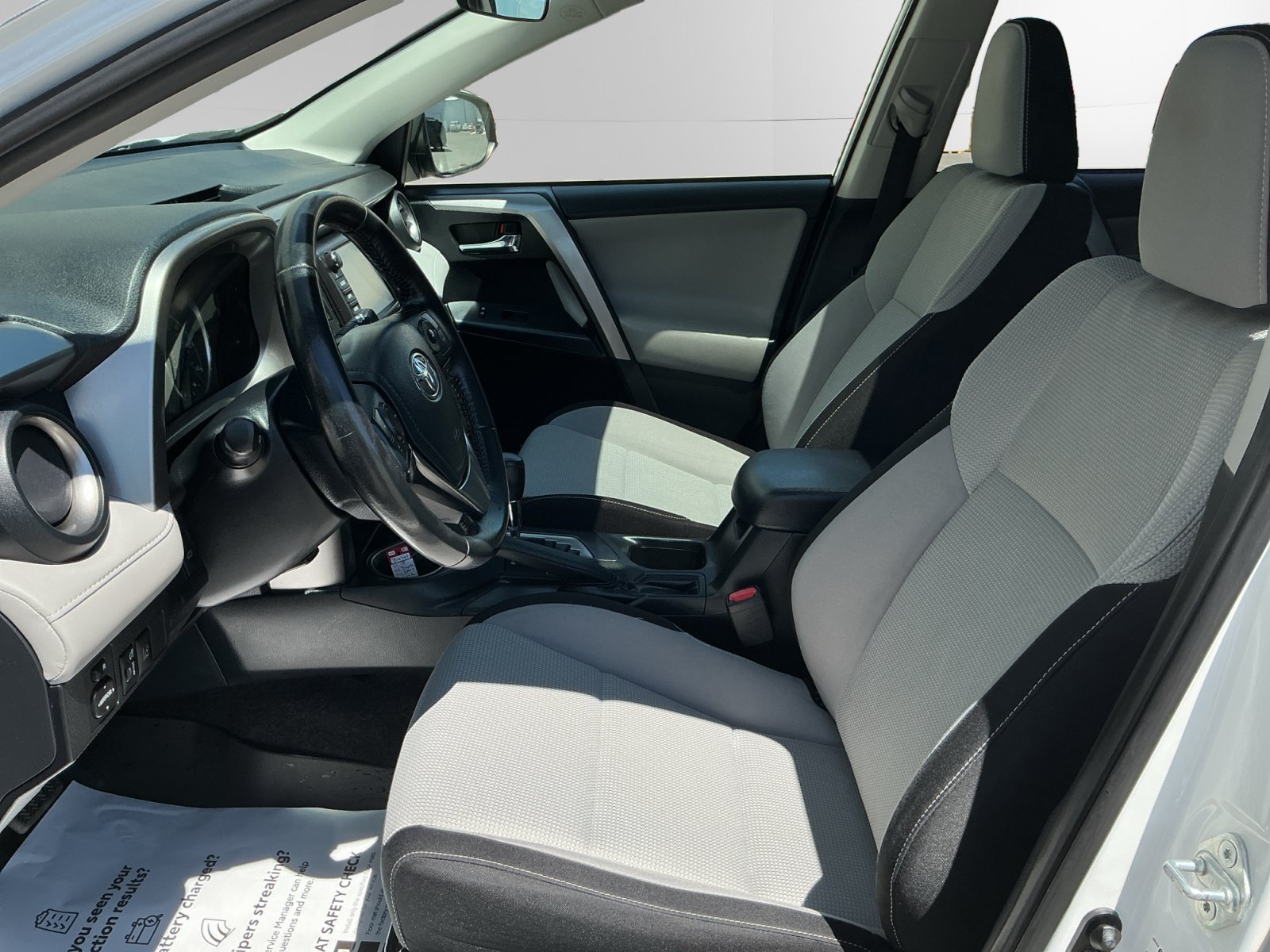 Certified Used 2018 SUPER_WHITE Toyota Hybrid XLE image 9