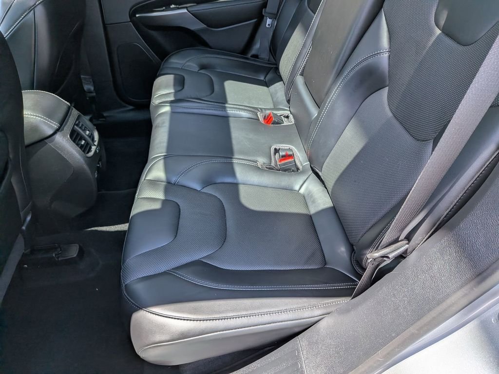 Used 2021 Silver Jeep Latitude Lux image 24