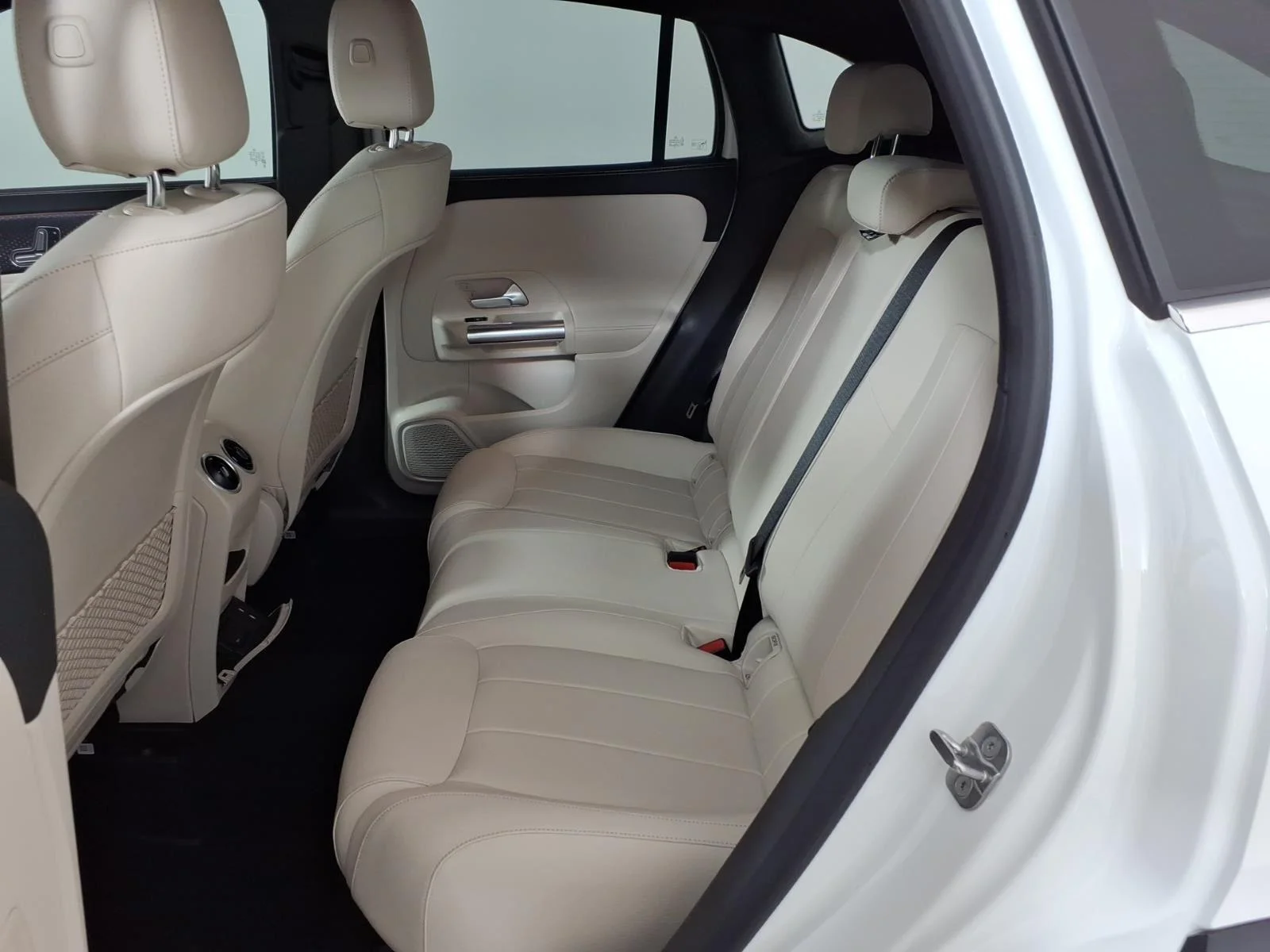 Used 2025 Polar White Mercedes-Benz GLA 250 image 23