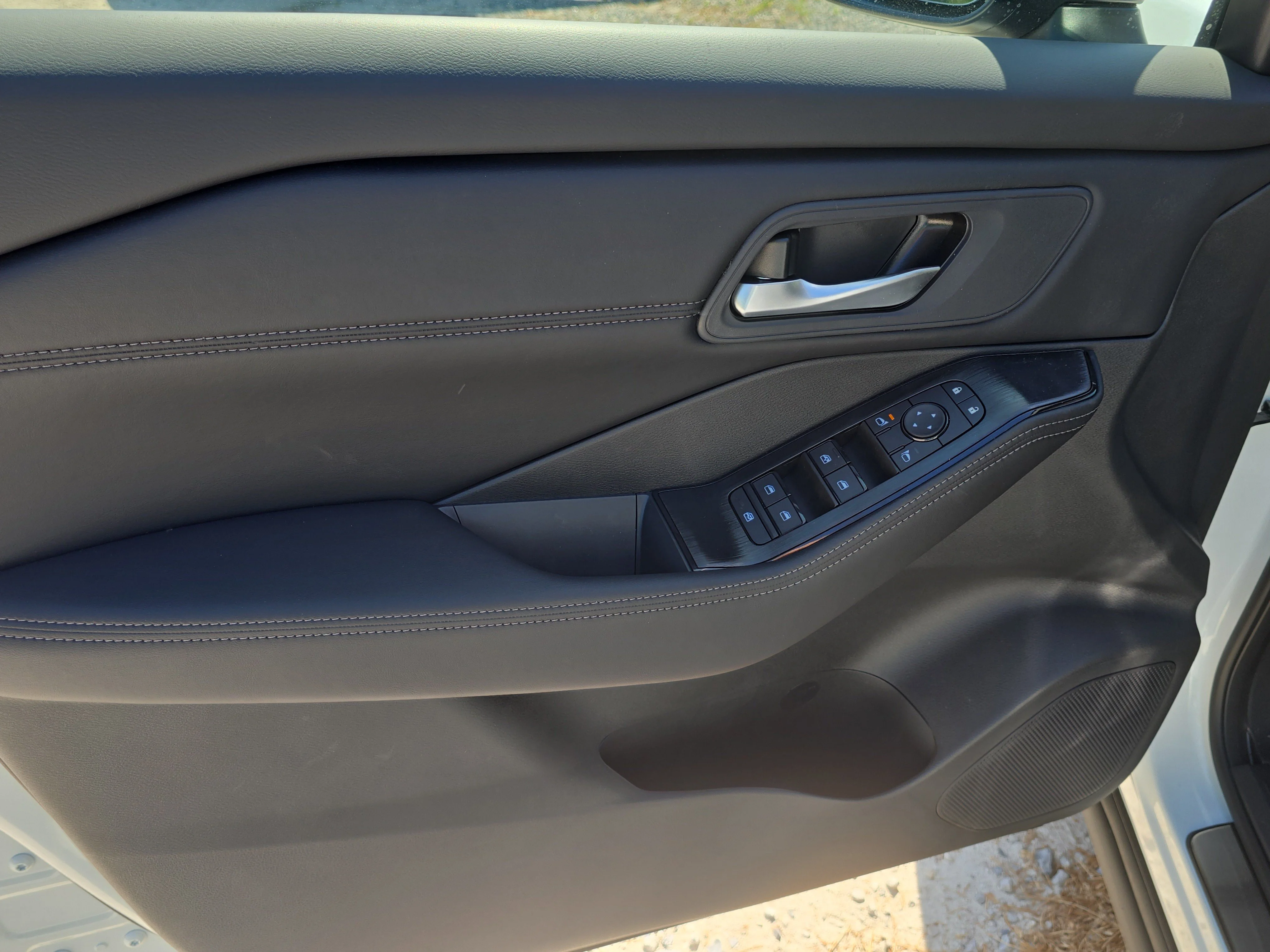 New 2026 Everest White Pearl TriCoat Nissan Dark Armor™ image 18