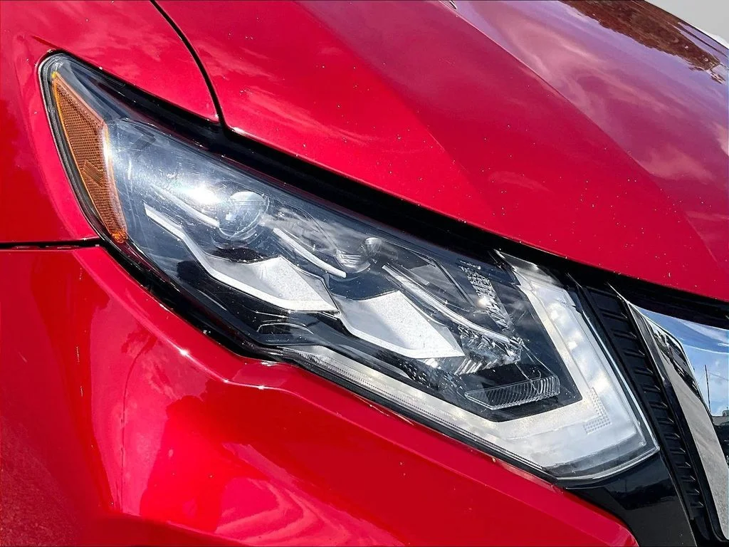 Used 2017 Red Nissan SL image 26