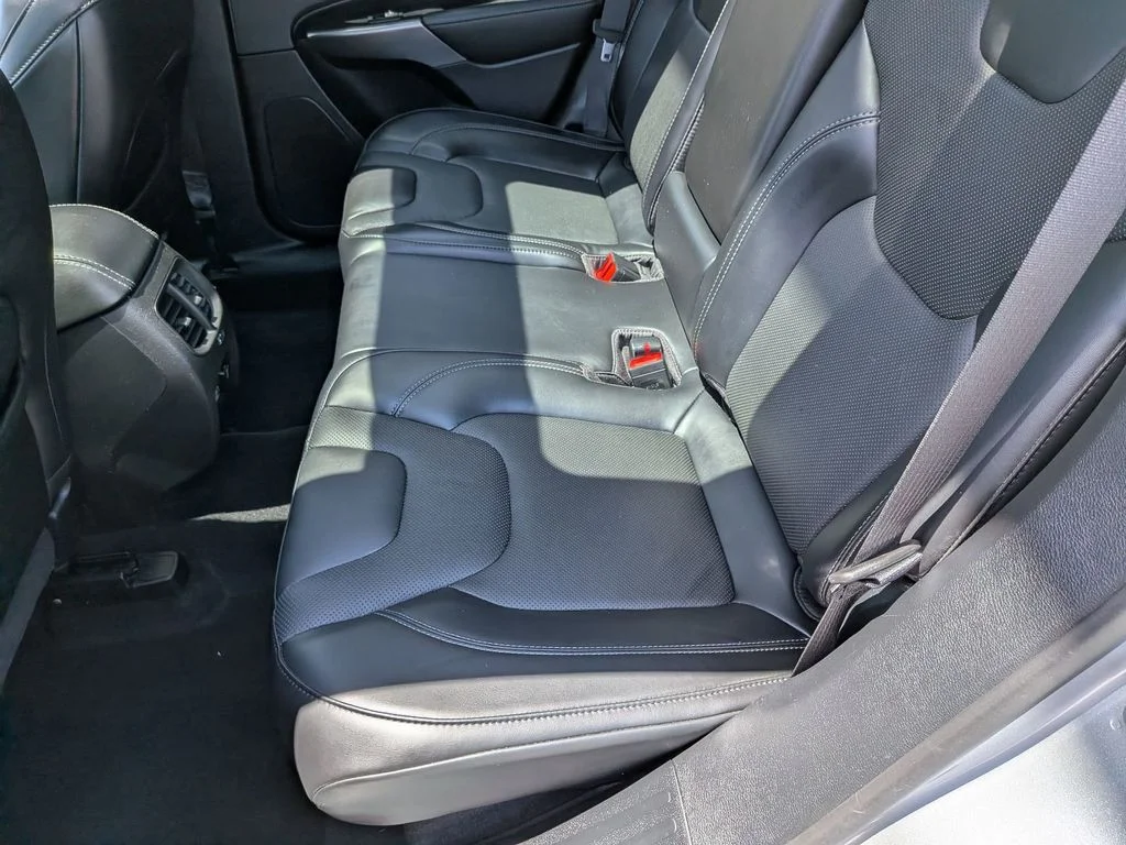 Used 2021 Silver Jeep Latitude Lux image 24